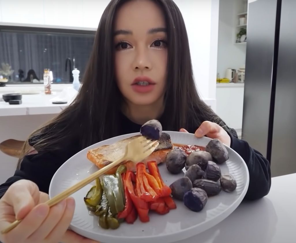 Chloe Ting having fish and vegetables