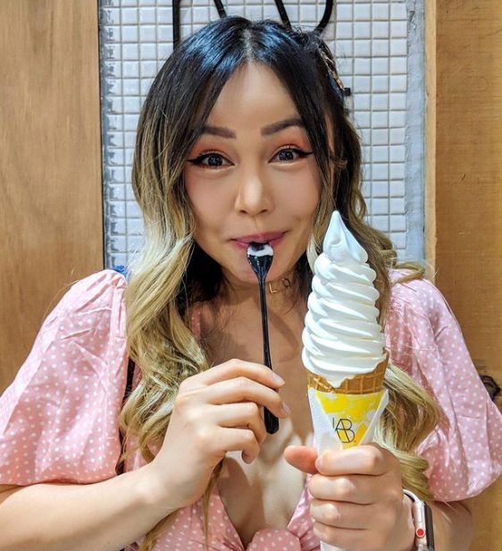 Chloe Ting having icecream
