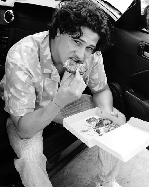 Emilio Sakraya eating pizza